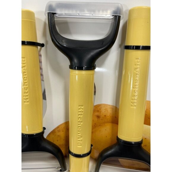KitchenAid yellow Y-Peeler Julienne Peeler‎ & Serrated Peeler With Blade Covers - Picture 3 of 3